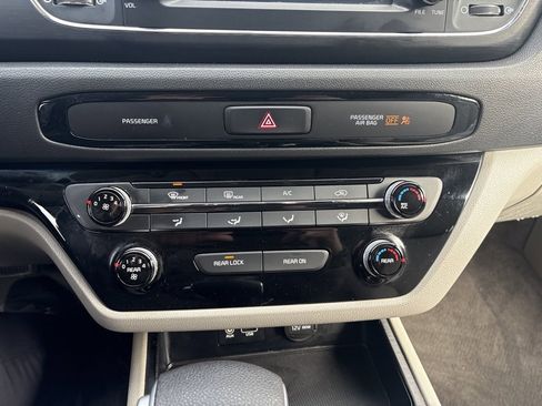 Used 2021 Kia Sedona LX image 19