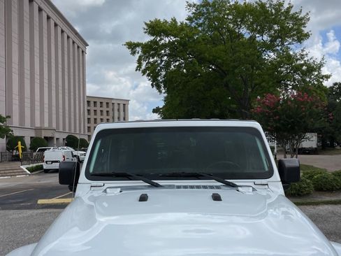 Used 2020 Jeep Wrangler Unlimited Sahara AWD/4WD image 9