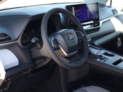 New 2026 Toyota Sienna XLE FWD image 15