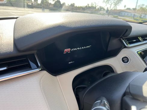 Used 2018 Land Rover Range Rover Velar R-Dynamic SE image 31