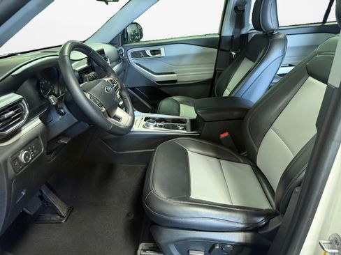 Used 2022 Ford Explorer XLT w/ Equipment Group 202A AWD/4WD image 11