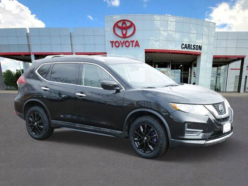 Used 2020 Nissan Rogue SV image 2