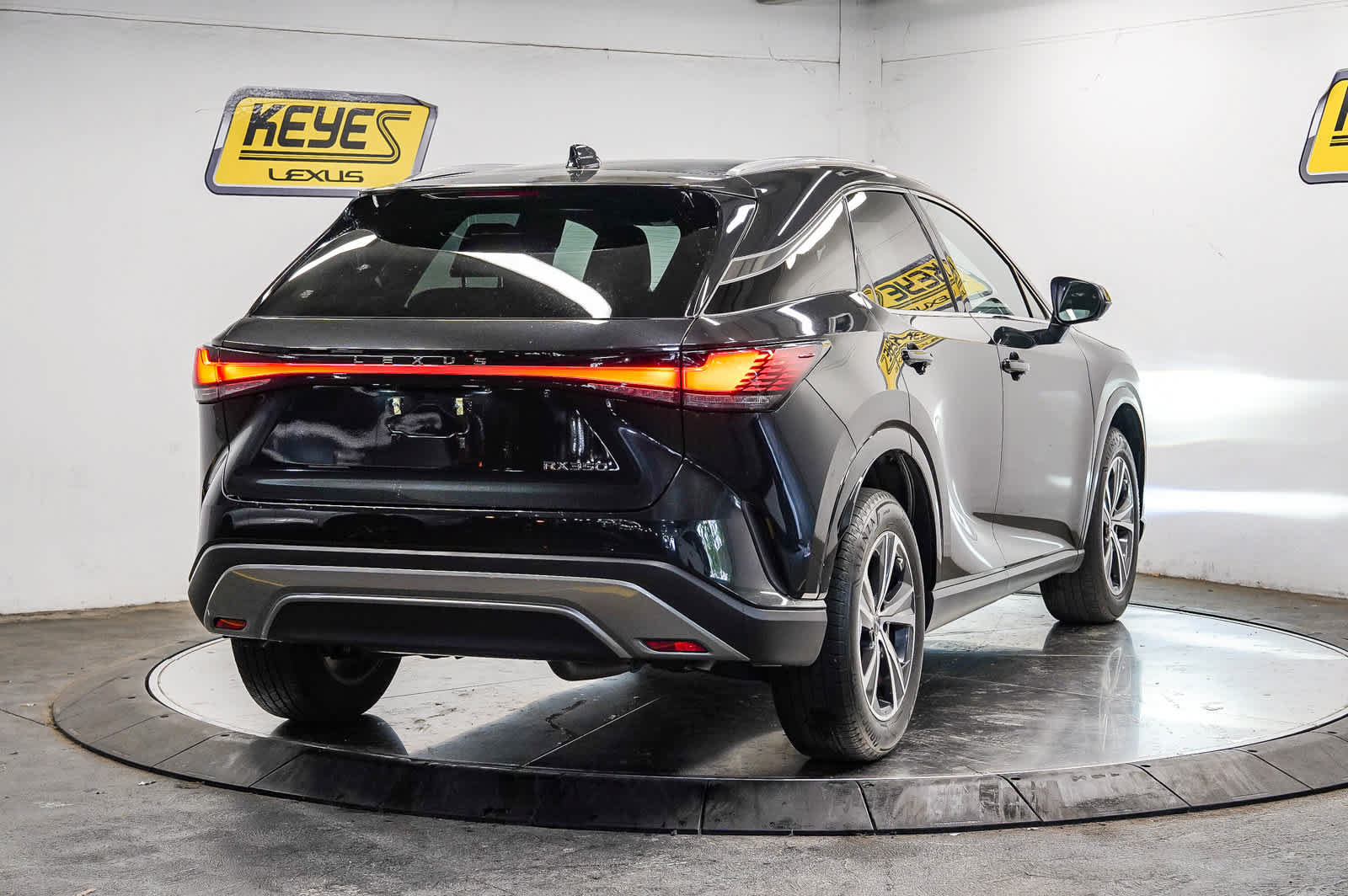 Used 2024 Lexus RX 350 Premium w/ Accessory Package (Z1) FWD image 4