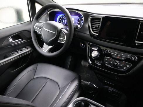 New 2026 Chrysler Voyager LX image 18