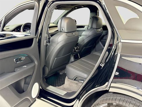 Used 2024 Bentley Bentayga image 26