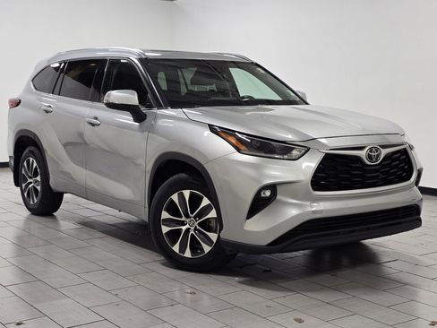Used 2021 Toyota Highlander XLE image 2