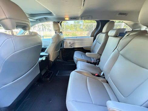 Used 2025 Toyota Sienna XLE FWD image 24