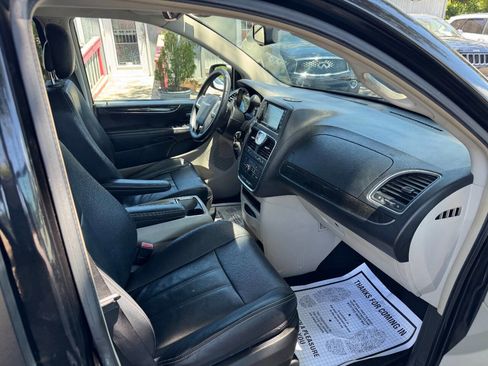 Used 2014 Chrysler Town & Country Touring FWD image 16