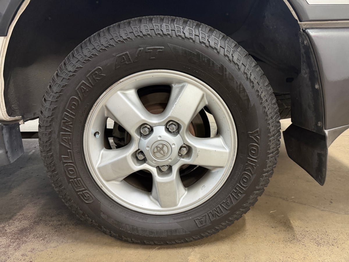 Used 2004 Toyota Land Cruiser AWD/4WD image 23