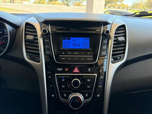 Used 2016 Hyundai Elantra GT image 16