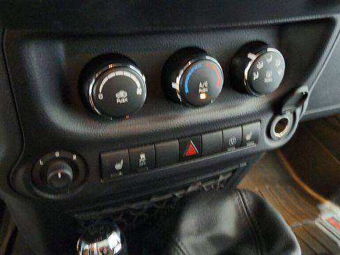 Used 2015 Jeep Wrangler Sahara w/ Connectivity Group AWD/4WD image 29