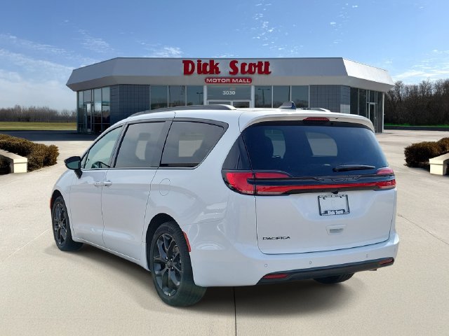 New 2027 Chrysler Pacifica Select FWD image 3