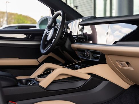 Certified 2026 Porsche Cayenne AWD/4WD image 45