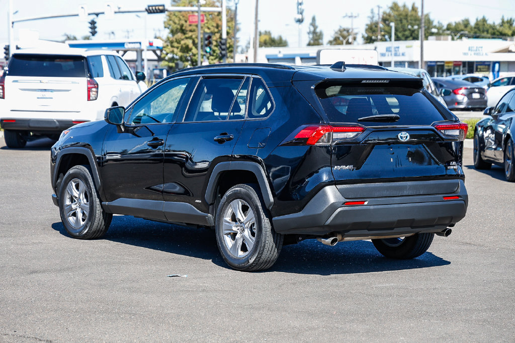 Used 2022 Toyota RAV4 LE AWD/4WD image 2