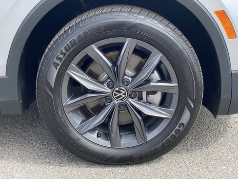 Certified 2023 Volkswagen Tiguan SE w/ Panoramic Sunroof Package FWD image 11
