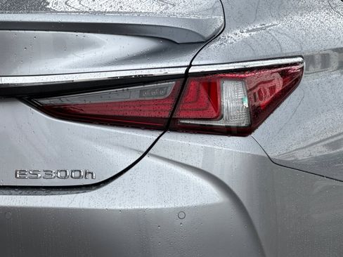 Used 2025 Lexus ES 300h w/ Premium Package image 13