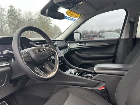 Used 2023 Jeep Grand Cherokee L Laredo image 14