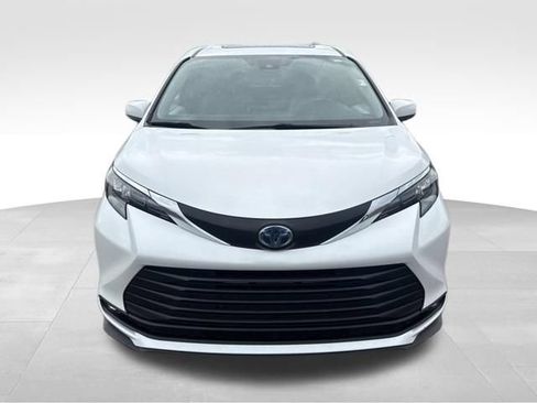 Used 2025 Toyota Sienna XLE FWD image 8