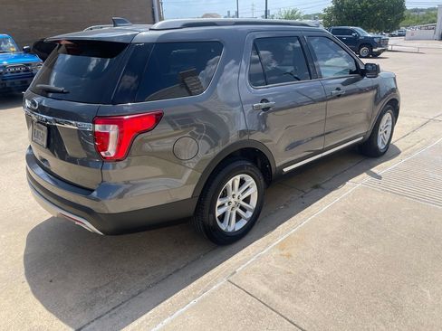 Used 2017 Ford Explorer XLT w/ Equipment Group 201A FWD image 5