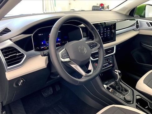New 2026 Volkswagen Taos SE image 7