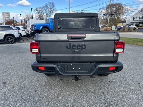 Used 2023 Jeep Gladiator Sport image 4
