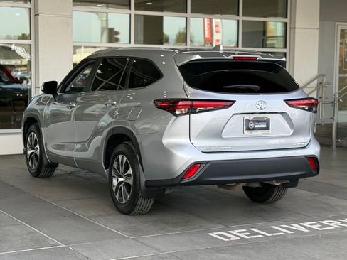Used 2024 Toyota Highlander XLE image 10