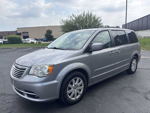Used 2016 Chrysler Town & Country Touring FWD image 3