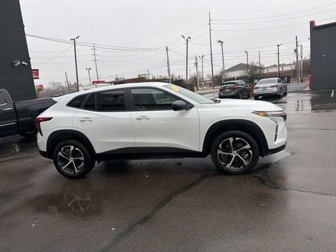 Used 2025 Chevrolet Trax RS w/ Sunroof Package image 5