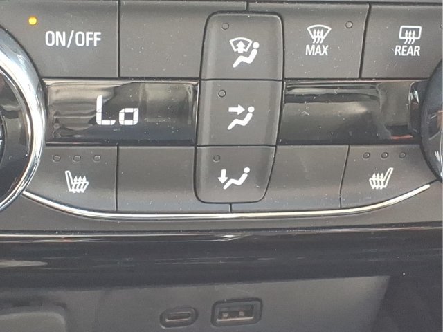 Used 2024 Chevrolet Trax LT w/ LT Convenience Package FWD image 16