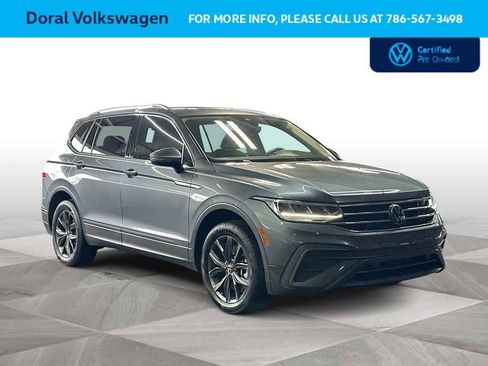 Used 2023 Volkswagen Tiguan SE w/ Panoramic Sunroof Package FWD image 2