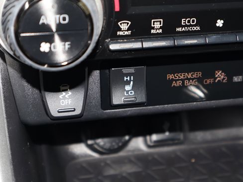 Used 2022 Toyota RAV4 XLE Premium image 32