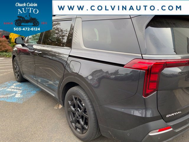 Used 2025 Kia Carnival SX w/ SX Dark Edition Package FWD image 5