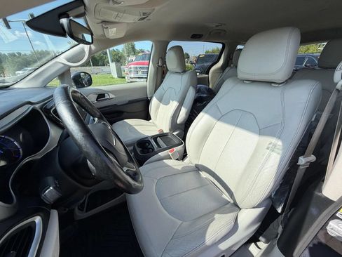 Used 2019 Chrysler Pacifica Touring-L FWD image 13