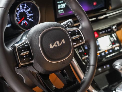 Used 2024 Kia Carnival EX FWD image 20