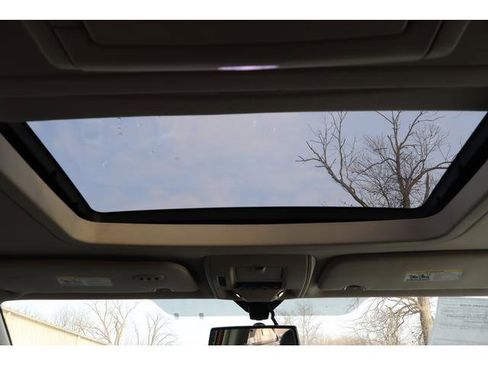 Used 2016 Chrysler Town & Country Touring-L image 10