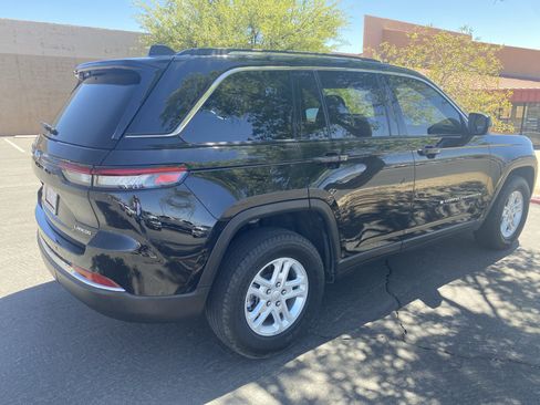 Used 2023 Jeep Grand Cherokee Laredo w/ Trailer Tow Prep Group (B) AWD/4WD image 4