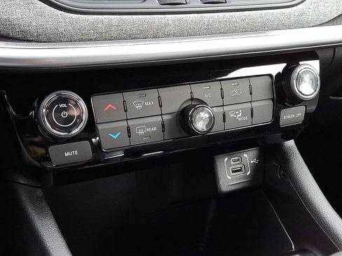 New 2026 Jeep Compass Latitude image 11