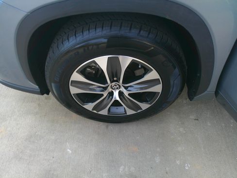 Used 2023 Toyota Highlander XLE image 16