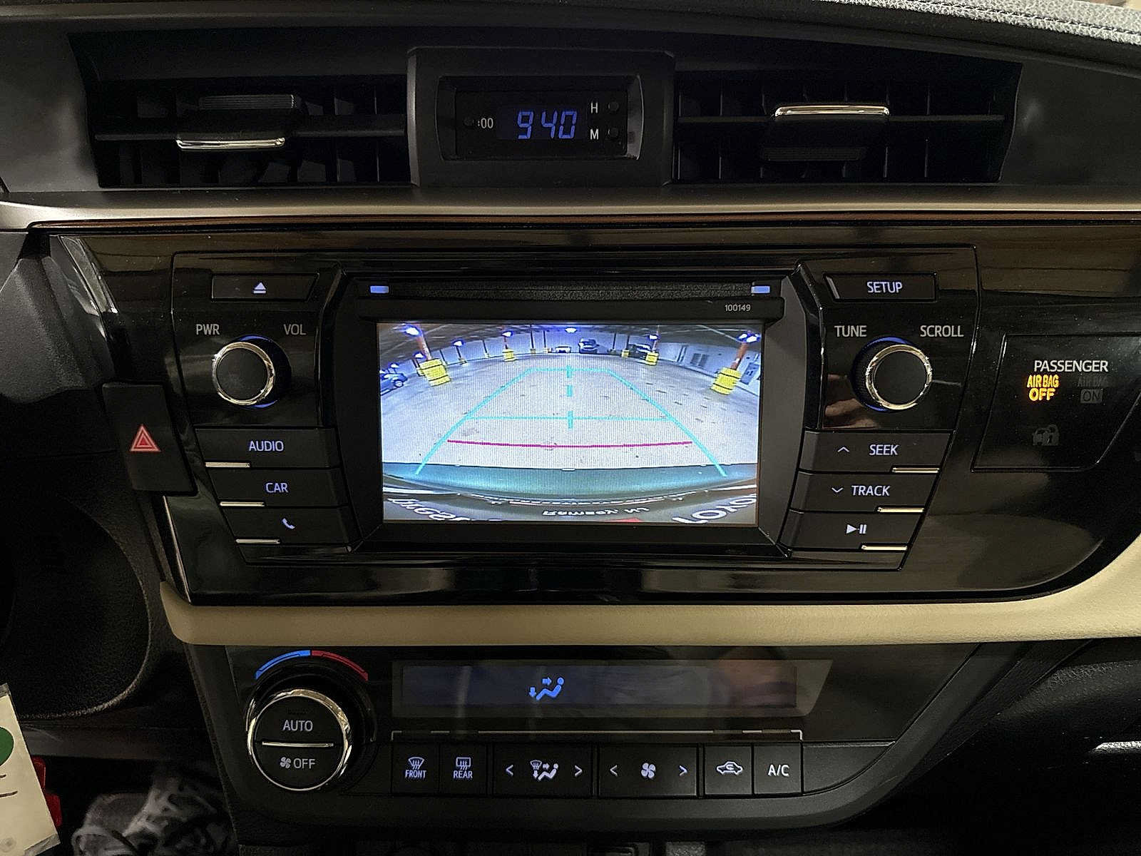 Used 2015 Toyota Corolla LE FWD image 24