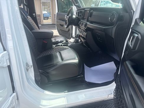 Used 2021 Jeep Gladiator Overland image 14