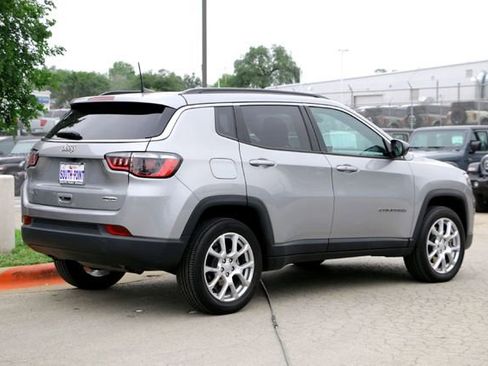 Used 2023 Jeep Compass Latitude AWD/4WD image 5