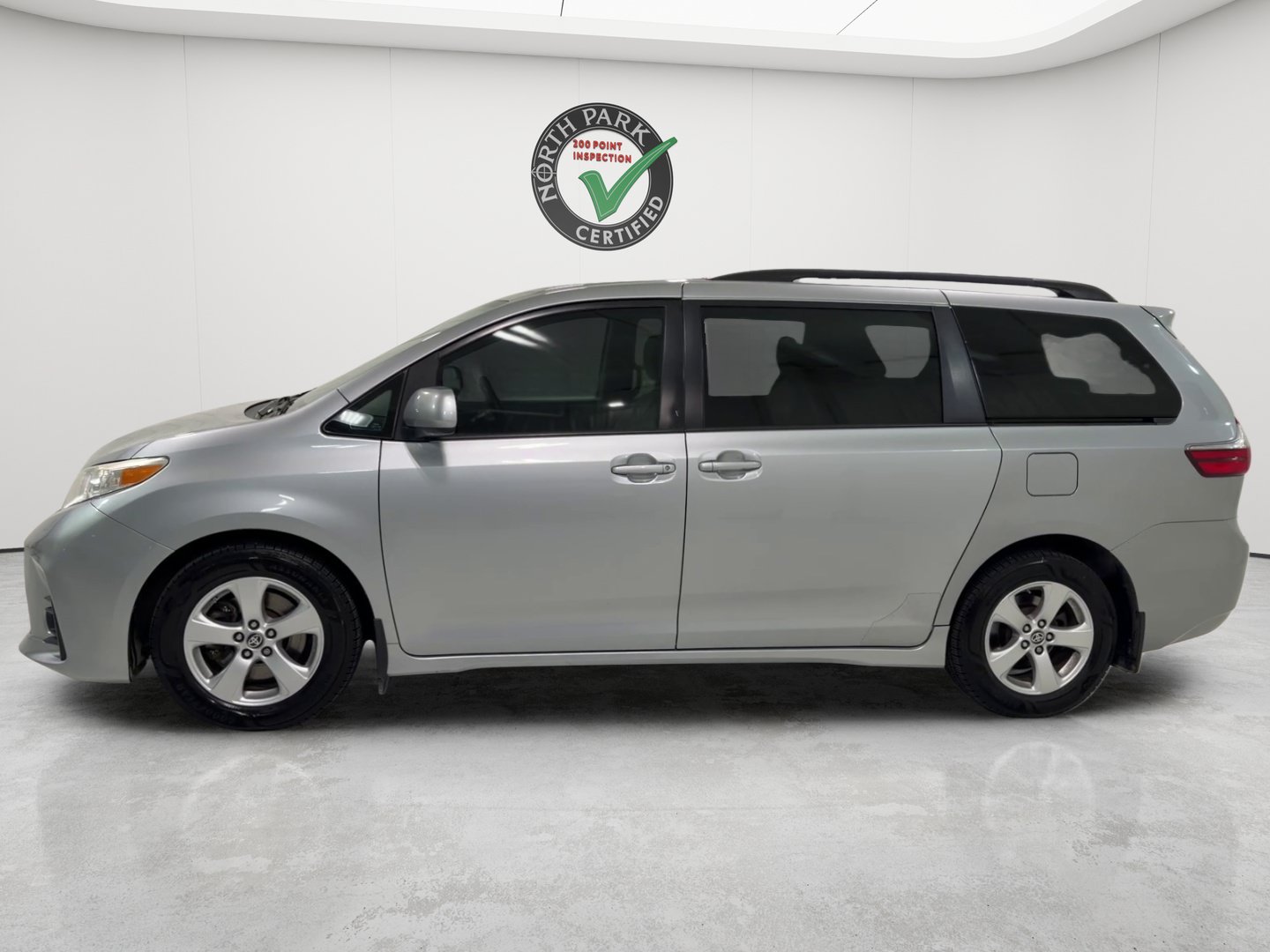 Used 2020 Toyota Sienna LE FWD image 2
