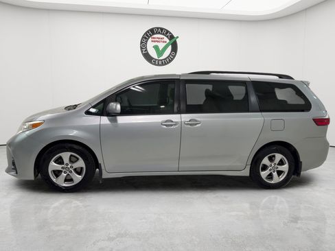 Used 2020 Toyota Sienna LE FWD image 2