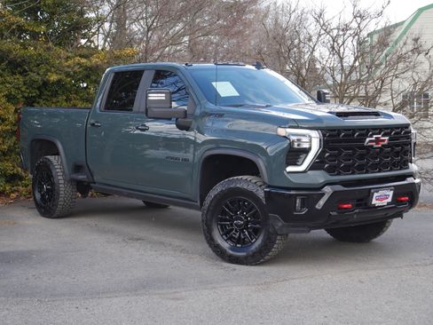 Used 2025 Chevrolet Silverado 2500 ZR2 w/ Technology Package image 35