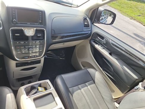 Used 2013 Chrysler Town & Country Touring-L w/ Driver Convenience Group FWD image 29