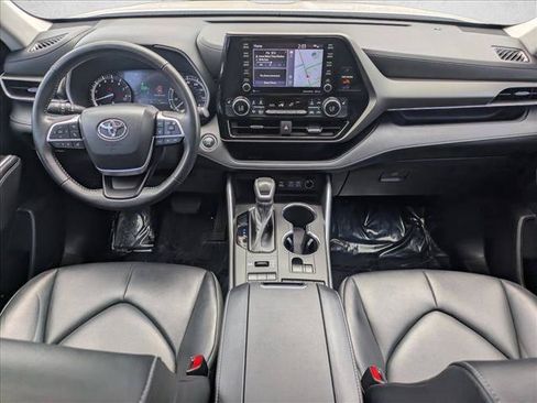 Used 2022 Toyota Highlander XLE AWD/4WD image 16