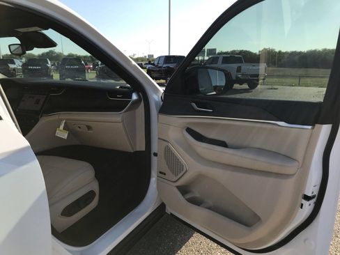 Used 2025 Jeep Grand Cherokee Limited 4xe AWD/4WD image 17