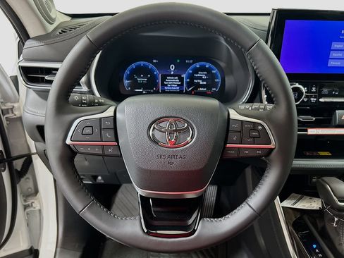 Used 2025 Toyota Highlander Platinum AWD/4WD image 9
