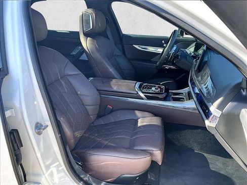 Used 2023 BMW 740i w/ Executive Package image 9