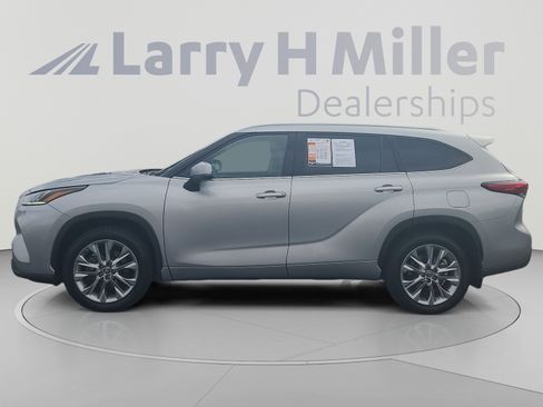 Used 2023 Toyota Highlander Limited AWD/4WD image 2